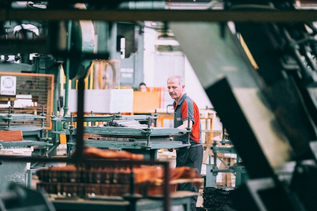 Ouvrier en tenue de travail dans une usine métallurgique